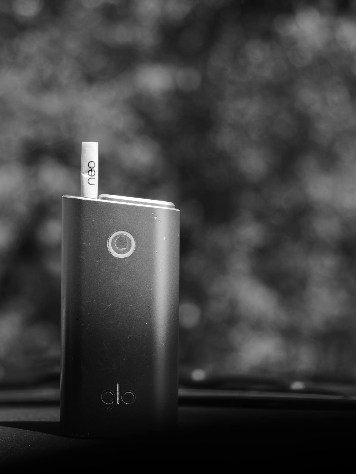 Motorraum und Werkzeug — professionelle Motorreparatur im Automobilservice